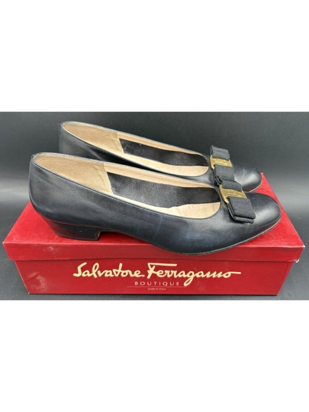 Salvatore Ferragamo Women's 8.5B Black Leather Pumps Boutique Toe Bow/ Gold Logo - Picture 3 of 12